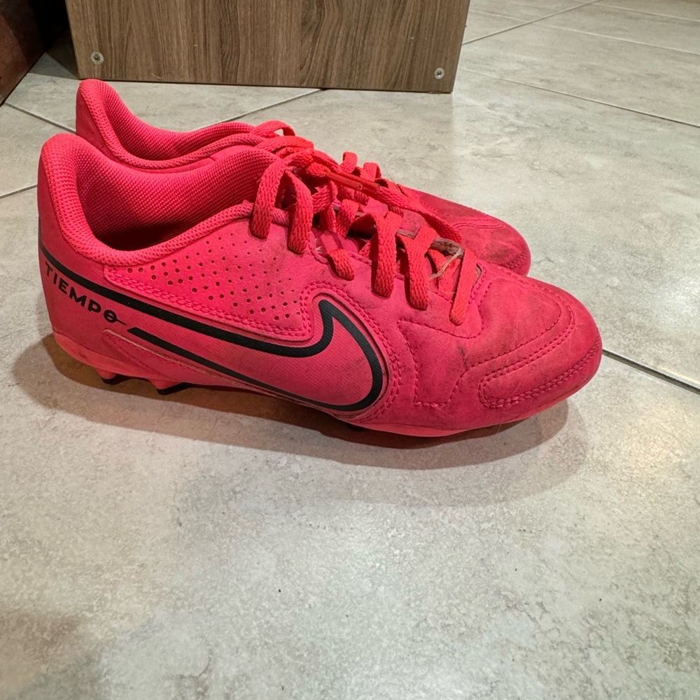 Girl’s Nike Tiempo Soccer Cleats Size 3Y Pink
